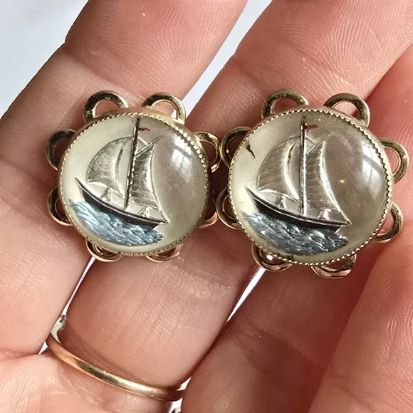 Vintage sail boat earrings screwback reverse carved painted bubble sailboat - Picture 12 of 13